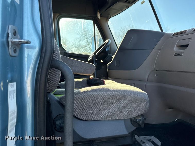 image for item EN0477 2013 Freightliner Cascadia semi truck