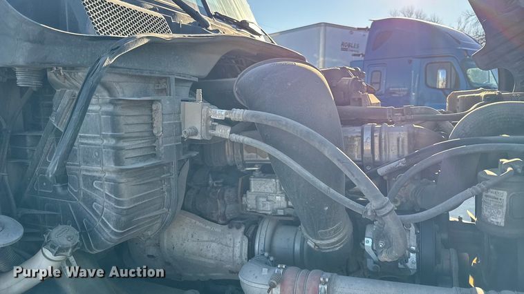 image for item EN0477 2013 Freightliner Cascadia semi truck