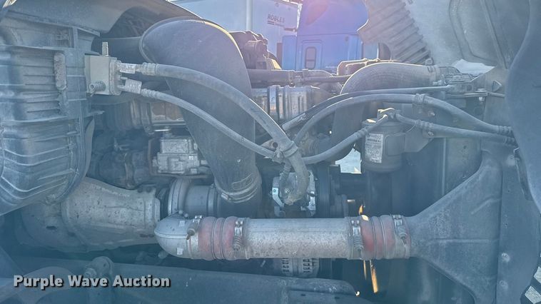 image for item EN0477 2013 Freightliner Cascadia semi truck