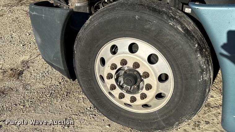 image for item EN0477 2013 Freightliner Cascadia semi truck