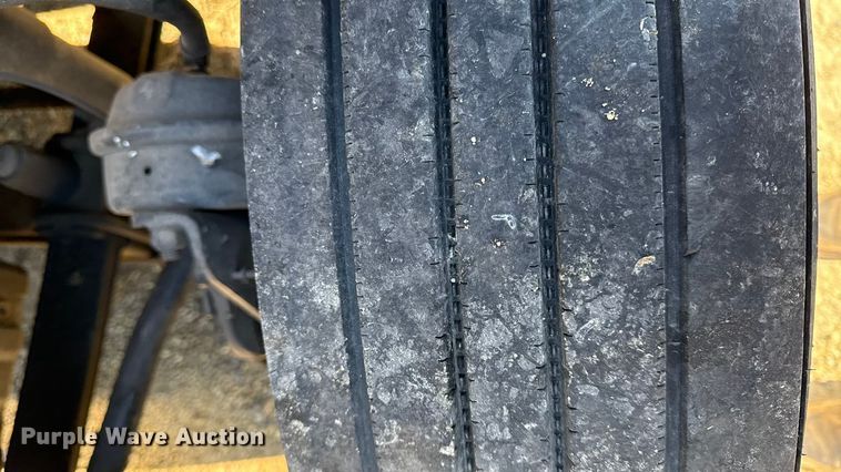 image for item EN0477 2013 Freightliner Cascadia semi truck