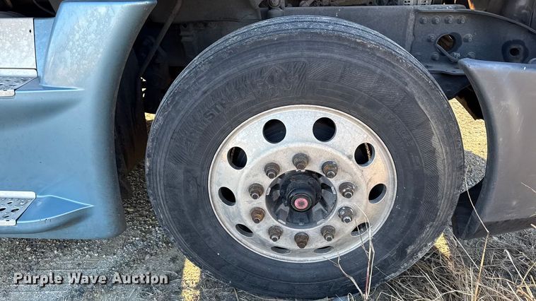 image for item EN0477 2013 Freightliner Cascadia semi truck