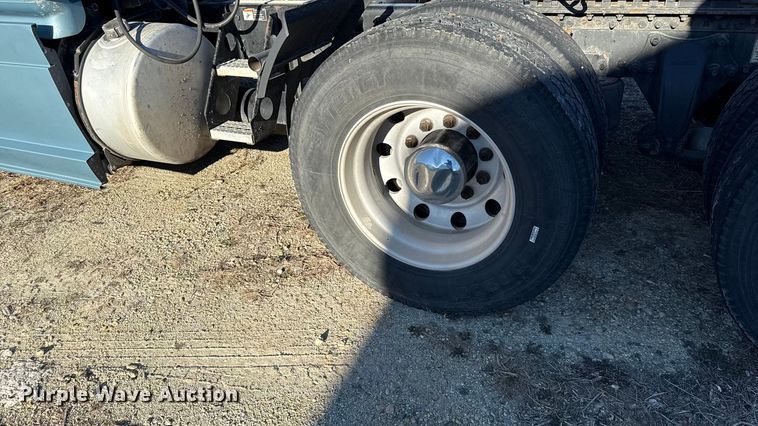 image for item EN0477 2013 Freightliner Cascadia semi truck