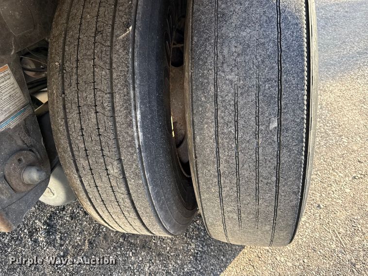 image for item EN0481 2013 Utility Trailer VS2DX dry van trailer