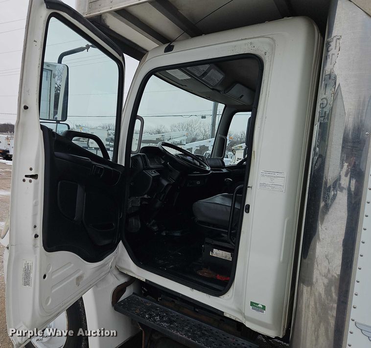 image for item EO4925 2011 Hino 268 box truck