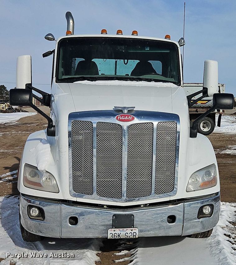 image for item EO4966 2018 Peterbilt 579 semi truck