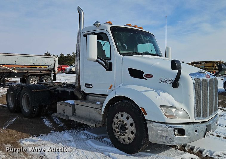 image for item EO4966 2018 Peterbilt 579 semi truck