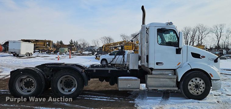 image for item EO4966 2018 Peterbilt 579 semi truck