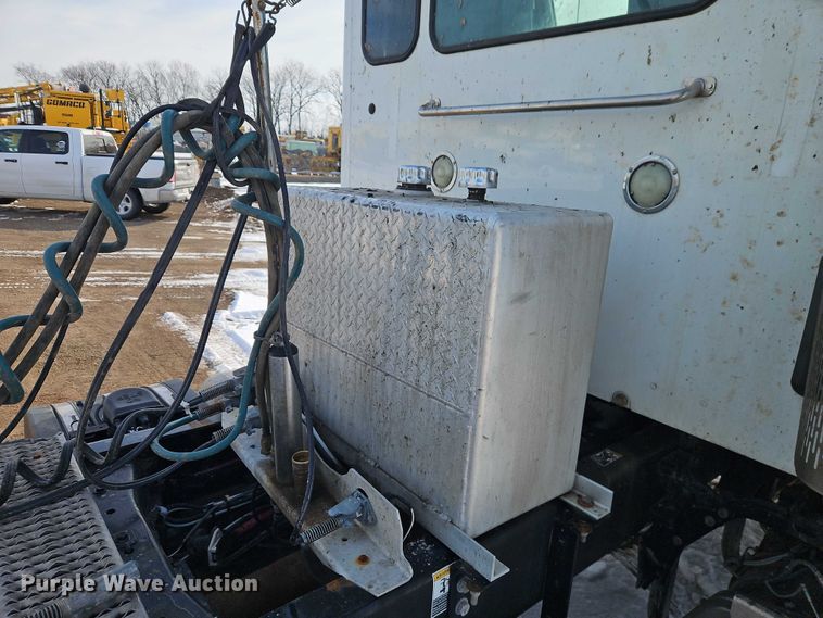 image for item EO4966 2018 Peterbilt 579 semi truck