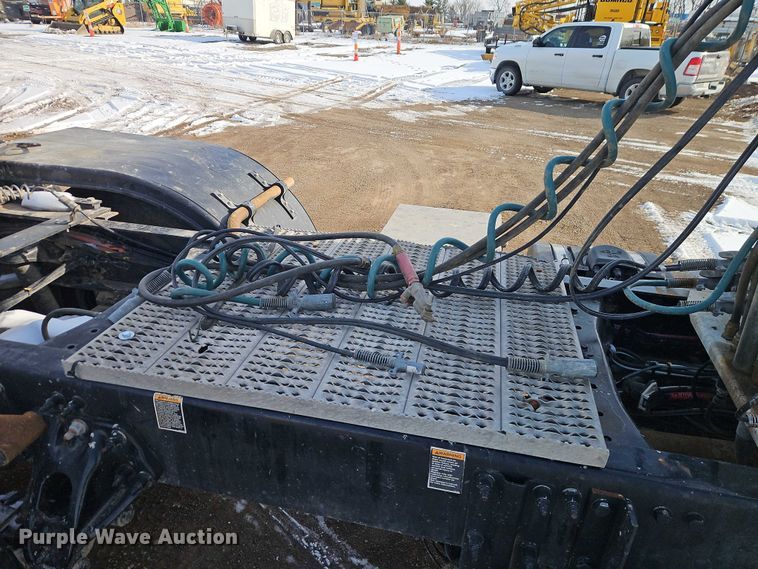 image for item EO4966 2018 Peterbilt 579 semi truck