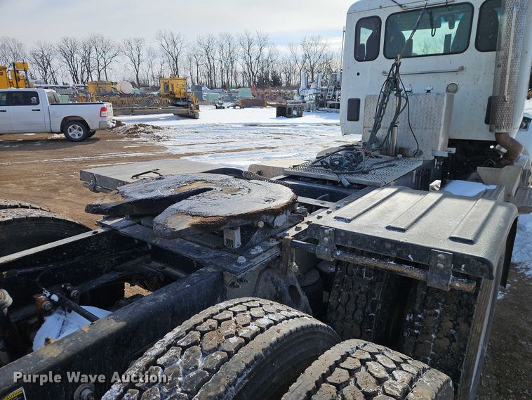 image for item EO4966 2018 Peterbilt 579 semi truck