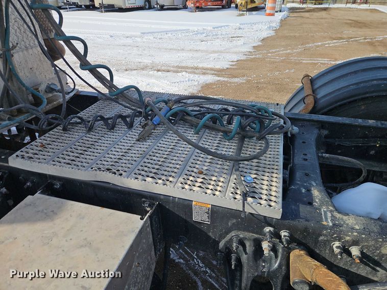 image for item EO4966 2018 Peterbilt 579 semi truck