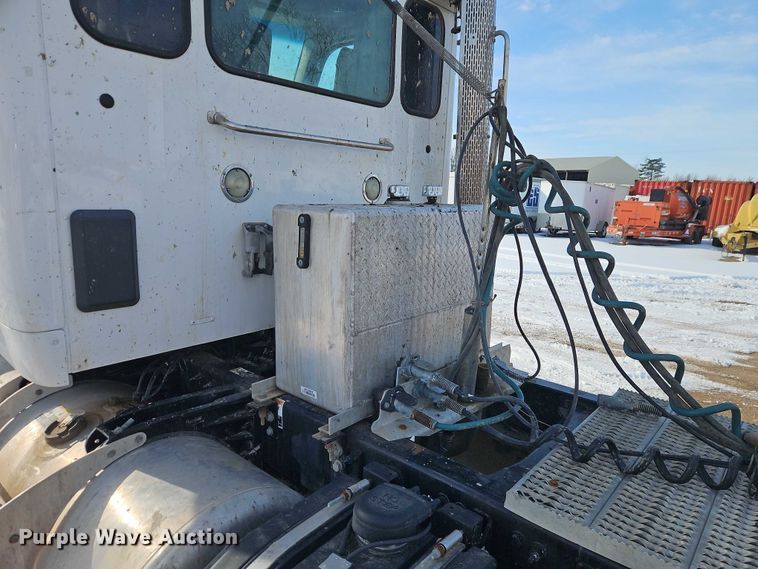 image for item EO4966 2018 Peterbilt 579 semi truck