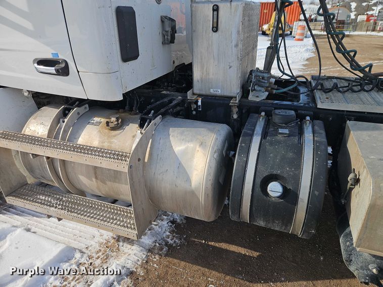 image for item EO4966 2018 Peterbilt 579 semi truck
