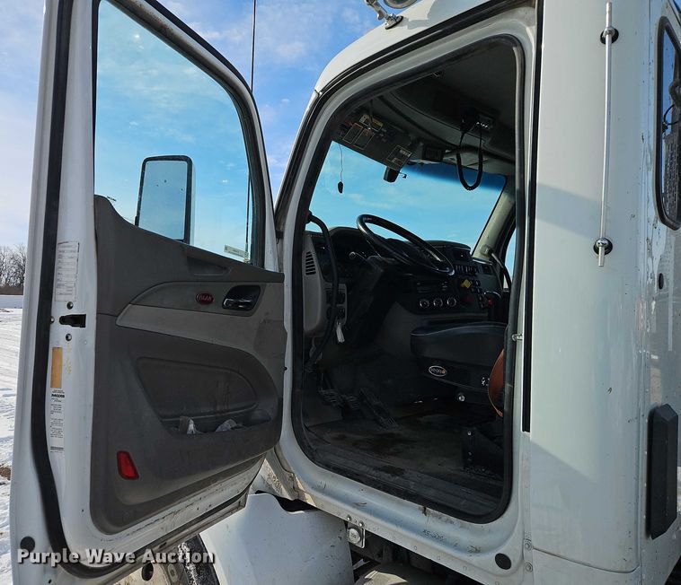 image for item EO4966 2018 Peterbilt 579 semi truck