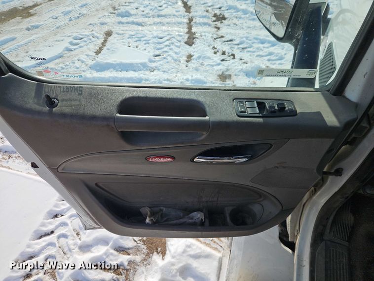 image for item EO4966 2018 Peterbilt 579 semi truck