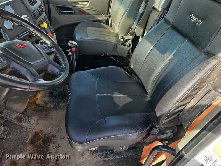 image for item EO4966 2018 Peterbilt 579 semi truck