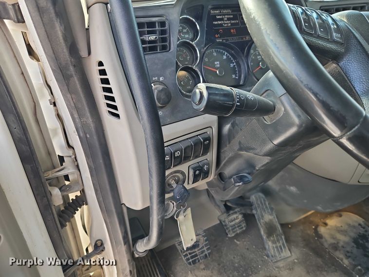 image for item EO4966 2018 Peterbilt 579 semi truck