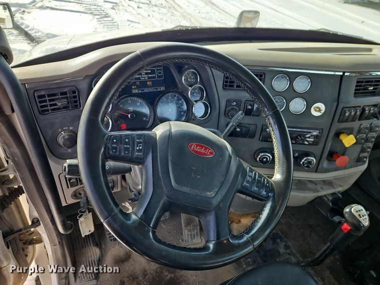 image for item EO4966 2018 Peterbilt 579 semi truck