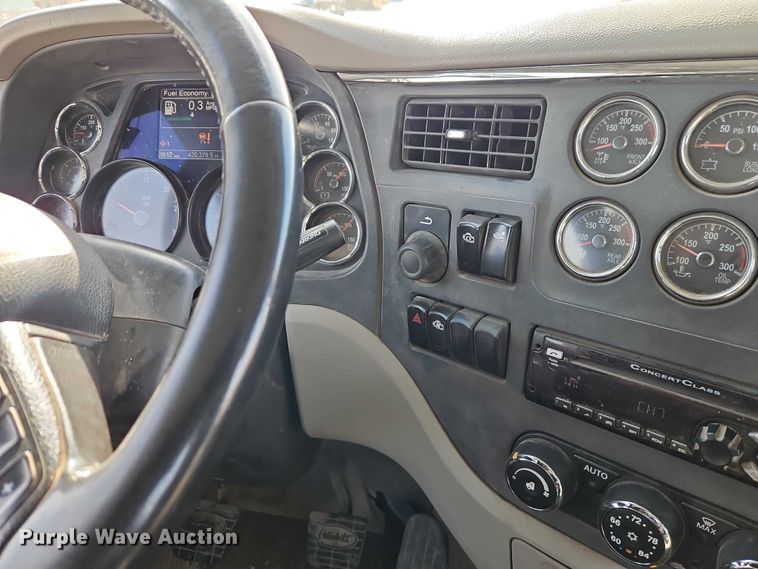 image for item EO4966 2018 Peterbilt 579 semi truck