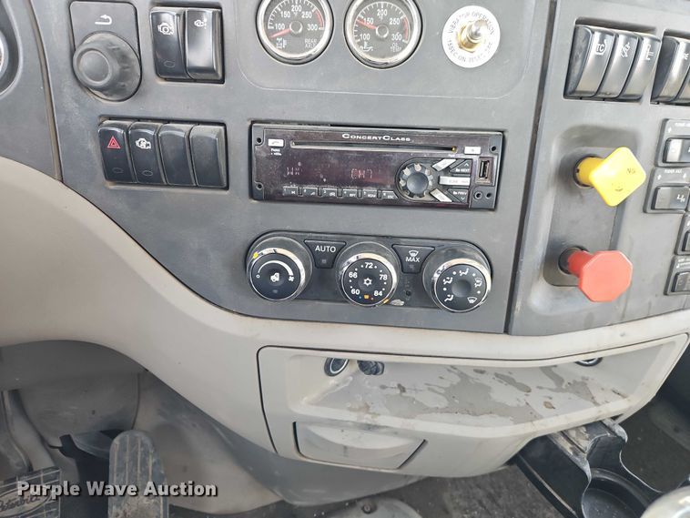 image for item EO4966 2018 Peterbilt 579 semi truck