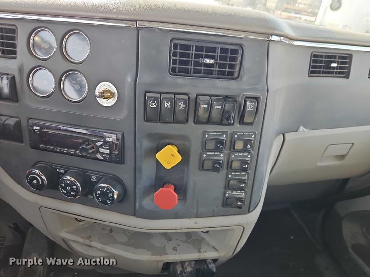 image for item EO4966 2018 Peterbilt 579 semi truck