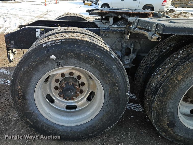 image for item EO4966 2018 Peterbilt 579 semi truck