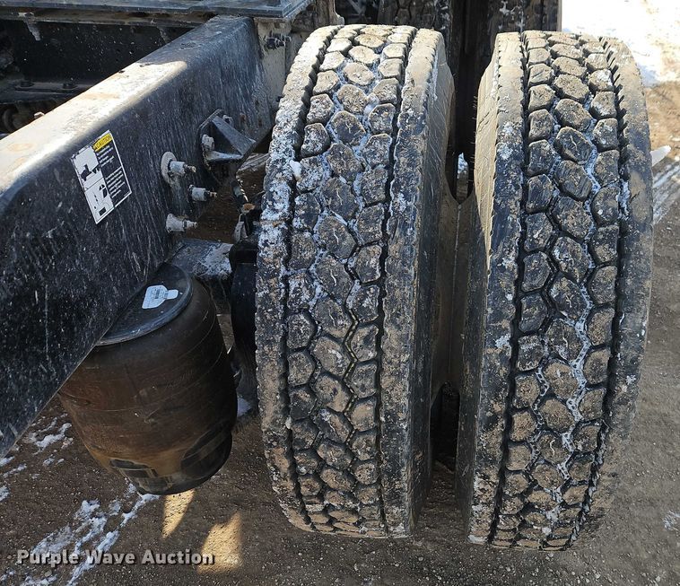 image for item EO4966 2018 Peterbilt 579 semi truck