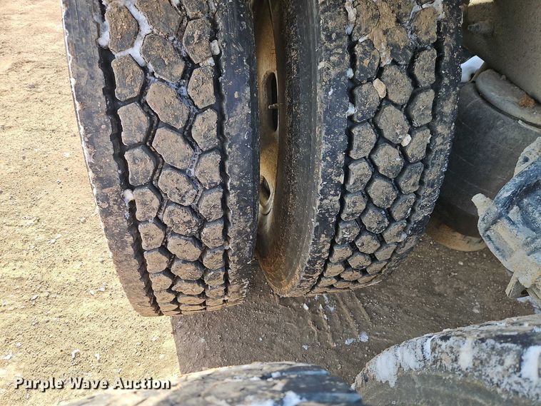 image for item EO4966 2018 Peterbilt 579 semi truck