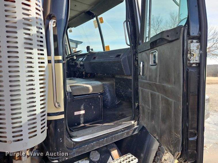 image for item EO4983 2000 Volvo WG sewer jetter truck