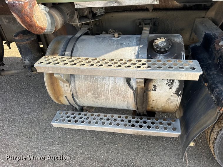 image for item ER0409 2001 Kenworth T880 flatbed truck