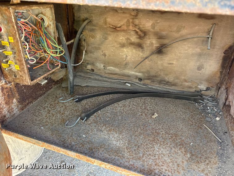 image for item ER0409 2001 Kenworth T880 flatbed truck