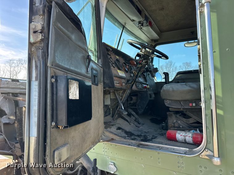 image for item ER0409 2001 Kenworth T880 flatbed truck