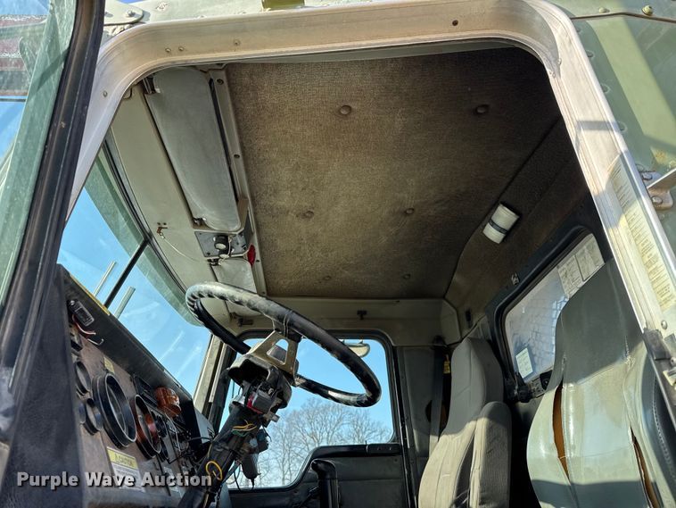 image for item ER0409 2001 Kenworth T880 flatbed truck