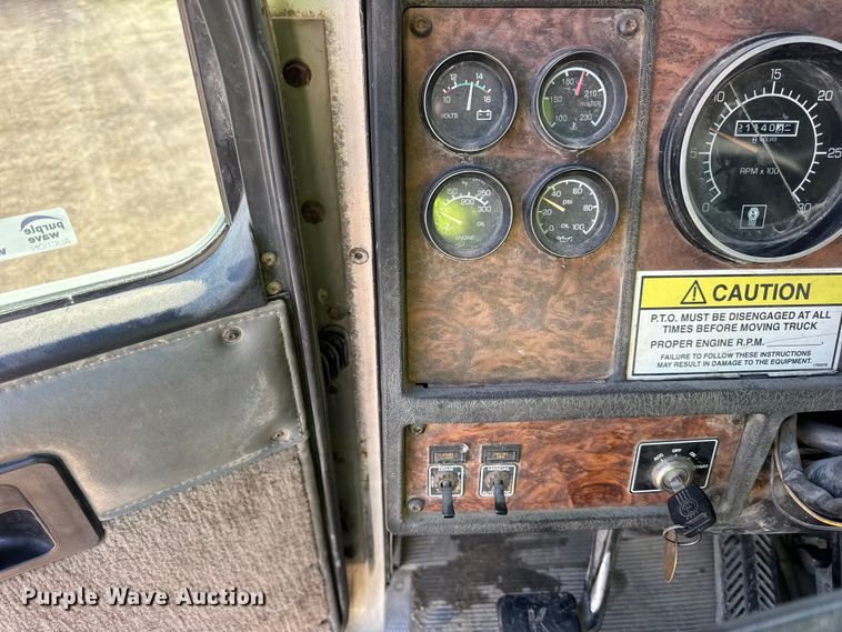 image for item ER0409 2001 Kenworth T880 flatbed truck