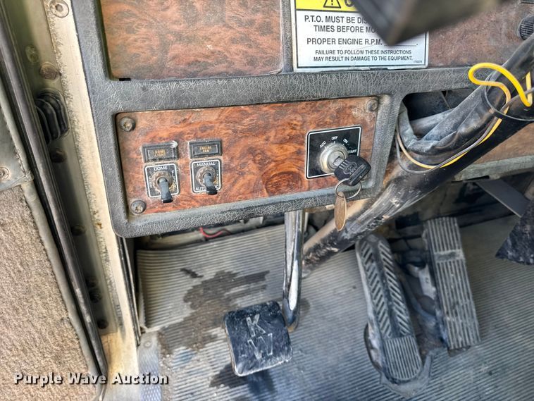 image for item ER0409 2001 Kenworth T880 flatbed truck