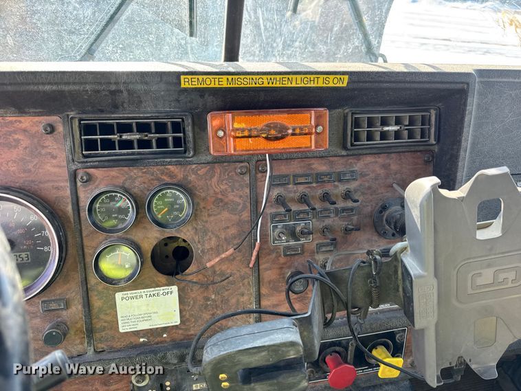 image for item ER0409 2001 Kenworth T880 flatbed truck