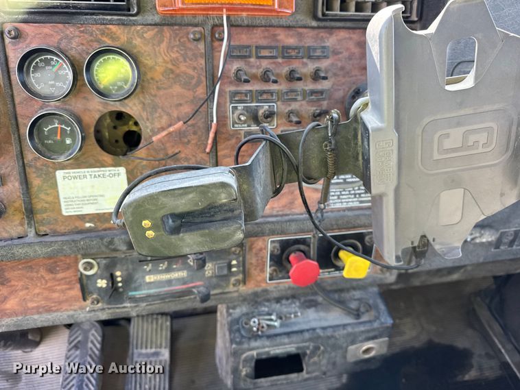 image for item ER0409 2001 Kenworth T880 flatbed truck