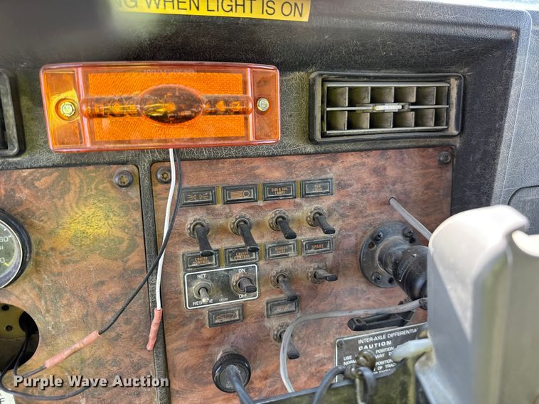 image for item ER0409 2001 Kenworth T880 flatbed truck