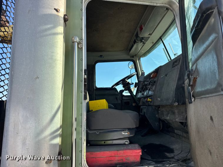 image for item ER0409 2001 Kenworth T880 flatbed truck