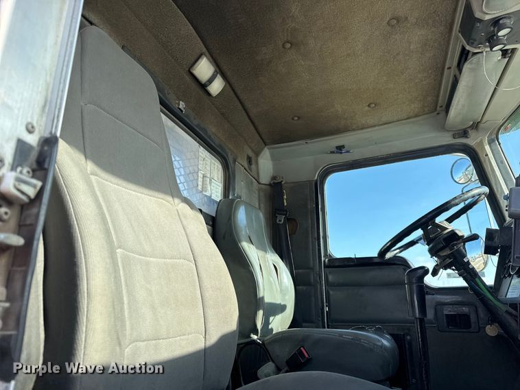 image for item ER0409 2001 Kenworth T880 flatbed truck