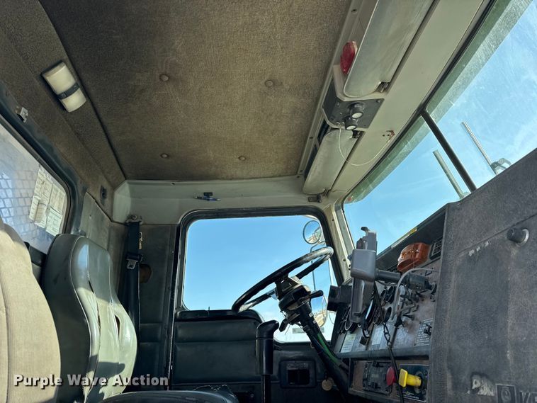 image for item ER0409 2001 Kenworth T880 flatbed truck