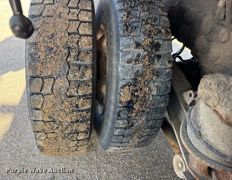 image for item ER0409 2001 Kenworth T880 flatbed truck