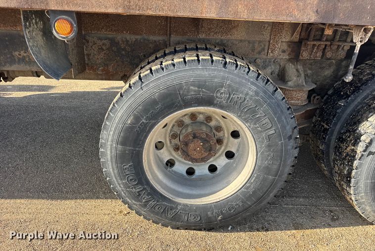 image for item ER0409 2001 Kenworth T880 flatbed truck