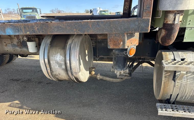 image for item ER0410 2001 Kenworth T880 flatbed truck