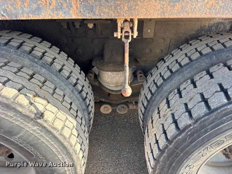 image for item ER0410 2001 Kenworth T880 flatbed truck