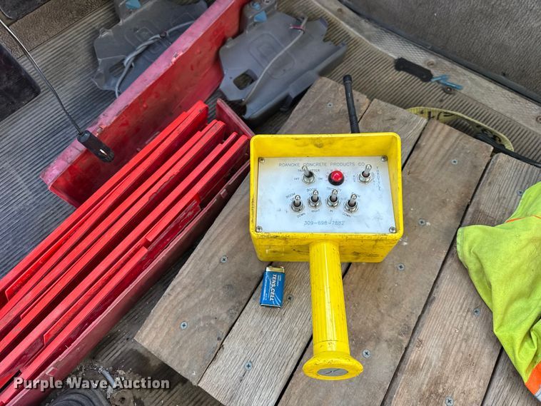 image for item ER0410 2001 Kenworth T880 flatbed truck