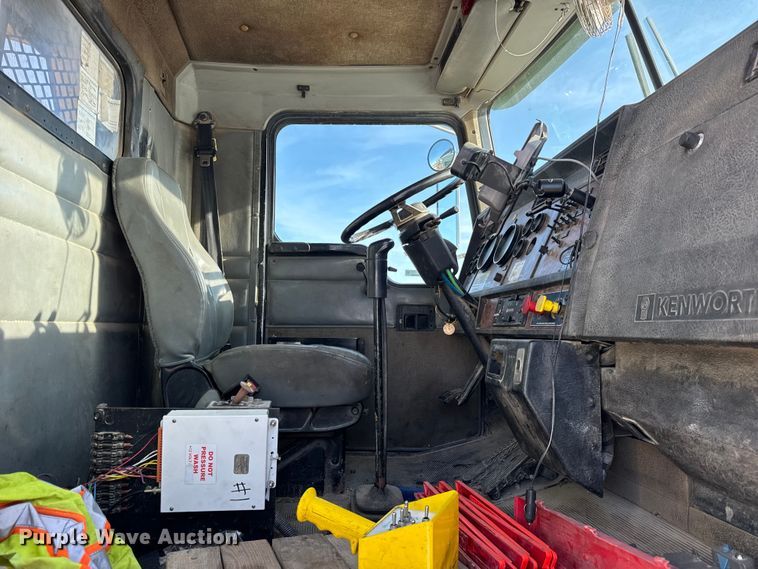 image for item ER0410 2001 Kenworth T880 flatbed truck