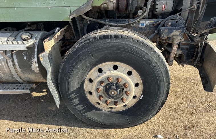 image for item ER0410 2001 Kenworth T880 flatbed truck