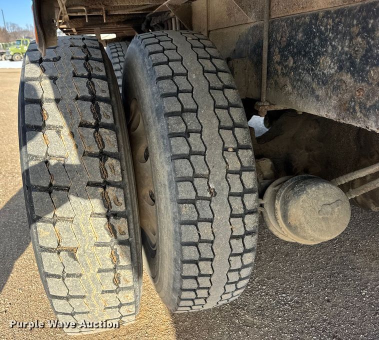 image for item ER0410 2001 Kenworth T880 flatbed truck